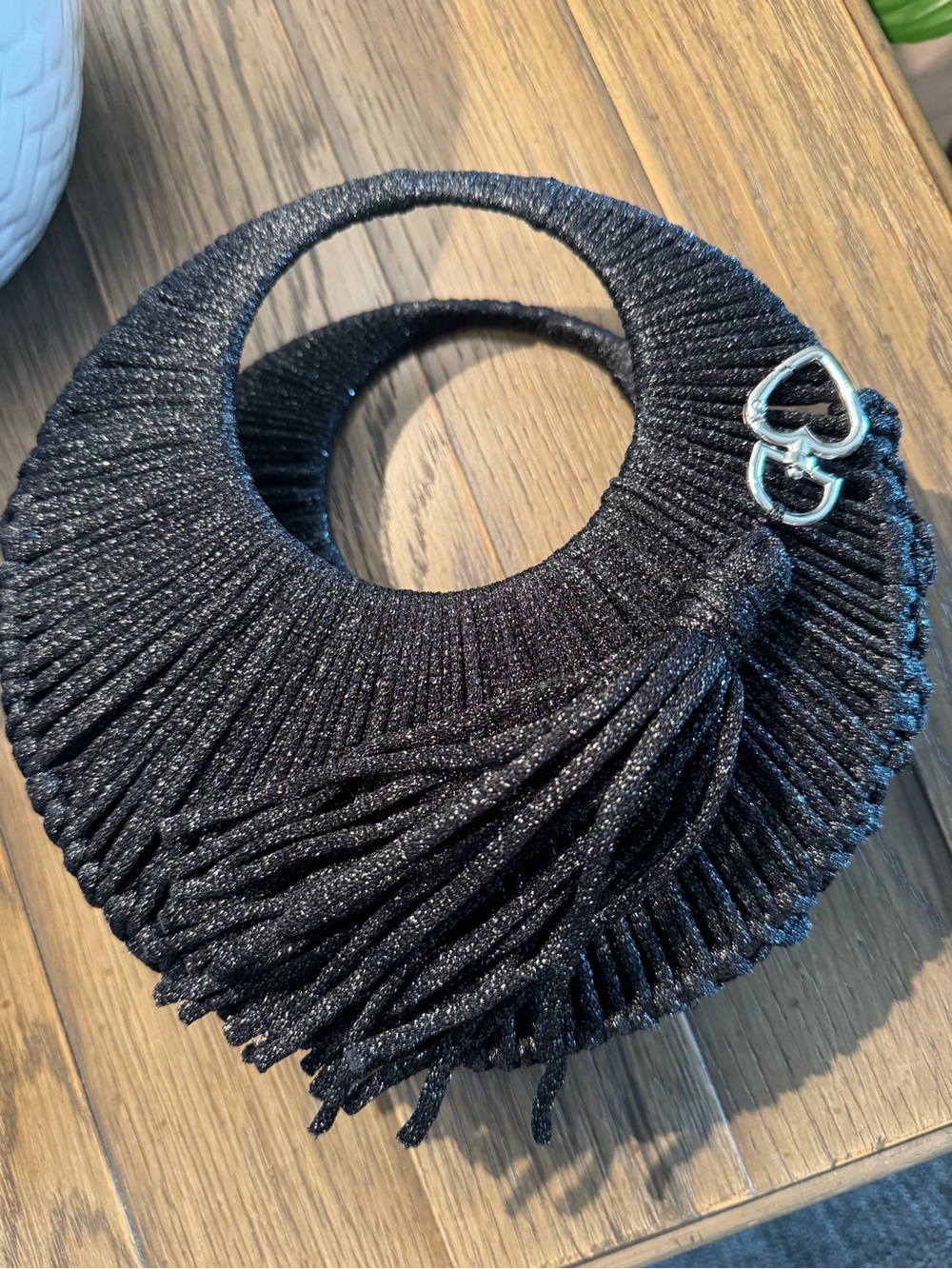 Bonita bolsa bu Yvonne Sparkly Black Fringe Circle Handle Handbag